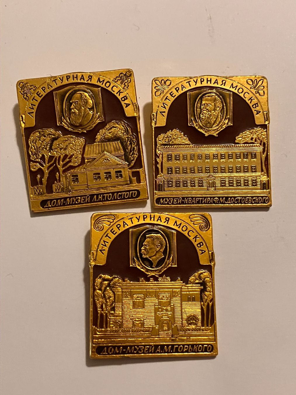 Placchette & Badge: 3 Anstecknadeln Museen in Moskau – Usato da Basel venduto da djwwpp