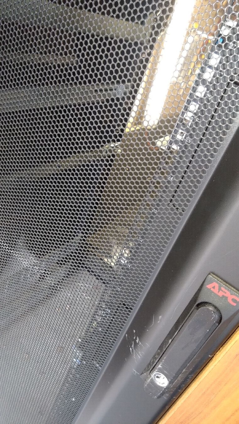 Apc Racks & Cavalletti: APC Server Rack mit Zubehör, 2 PDUs & UPS Trafo – Usato da Zürich venduto da hanmus31 4