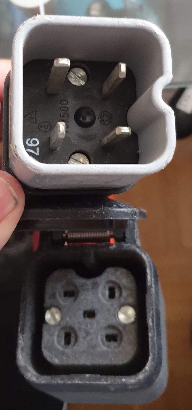 Cavi: 3 phasiges  pur Kabel 3m mit Stecker-Dose(mit Deckel) J15 – Usato da Horw venduto da Arta20000 1