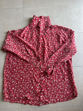 Chemise à imprimé floral rouge