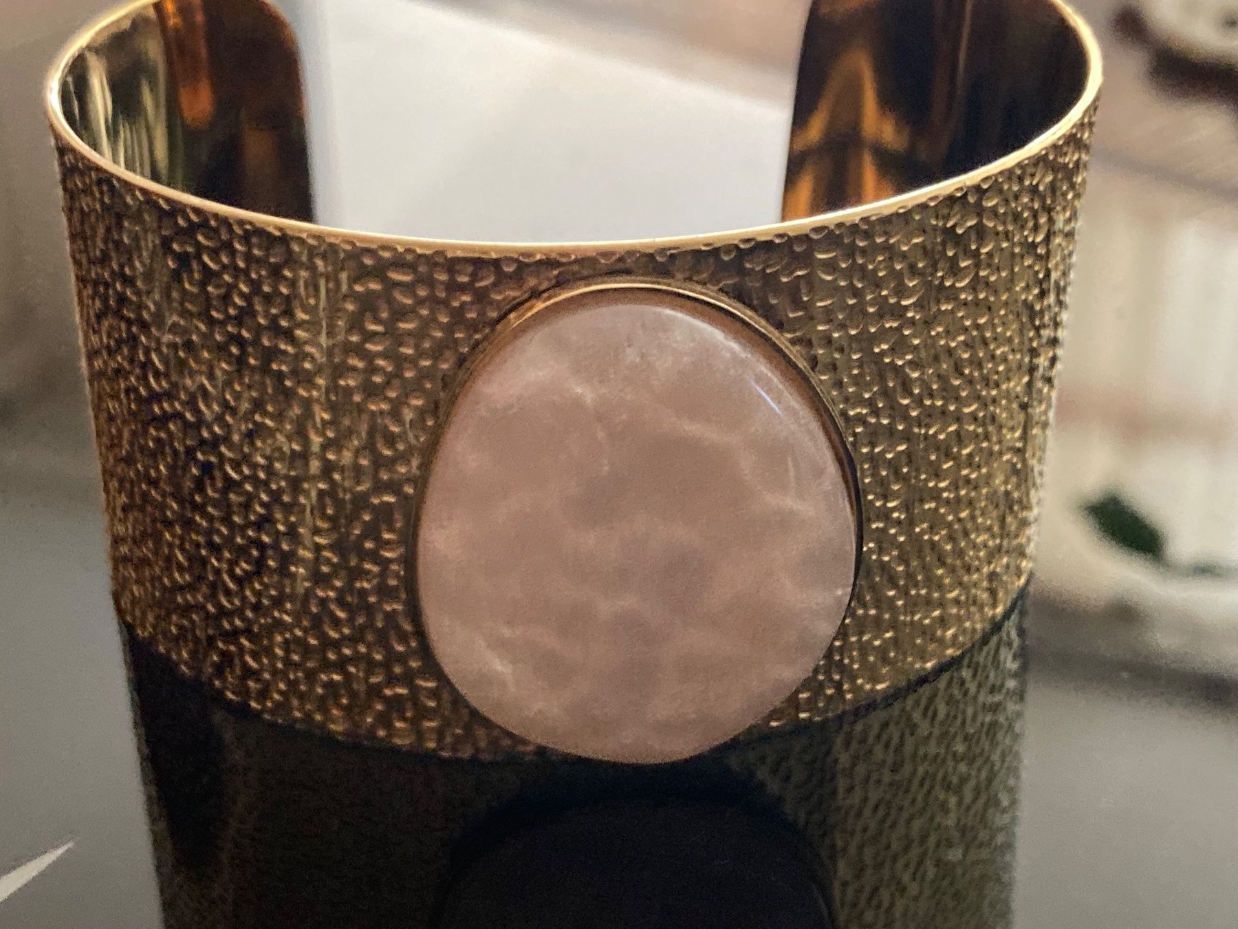 Armbänder & -reifen: Bracelet rigide doré avec pierre – Gebraucht aus Marly von Antigona71