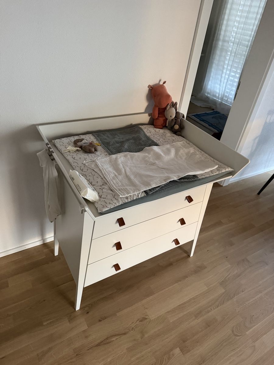 Leander Tables à langer & accessoires: Leander Linea Wickelkommode Weiss mit Wickelaufsatz – D'occasion à Uster par Freddy810 1