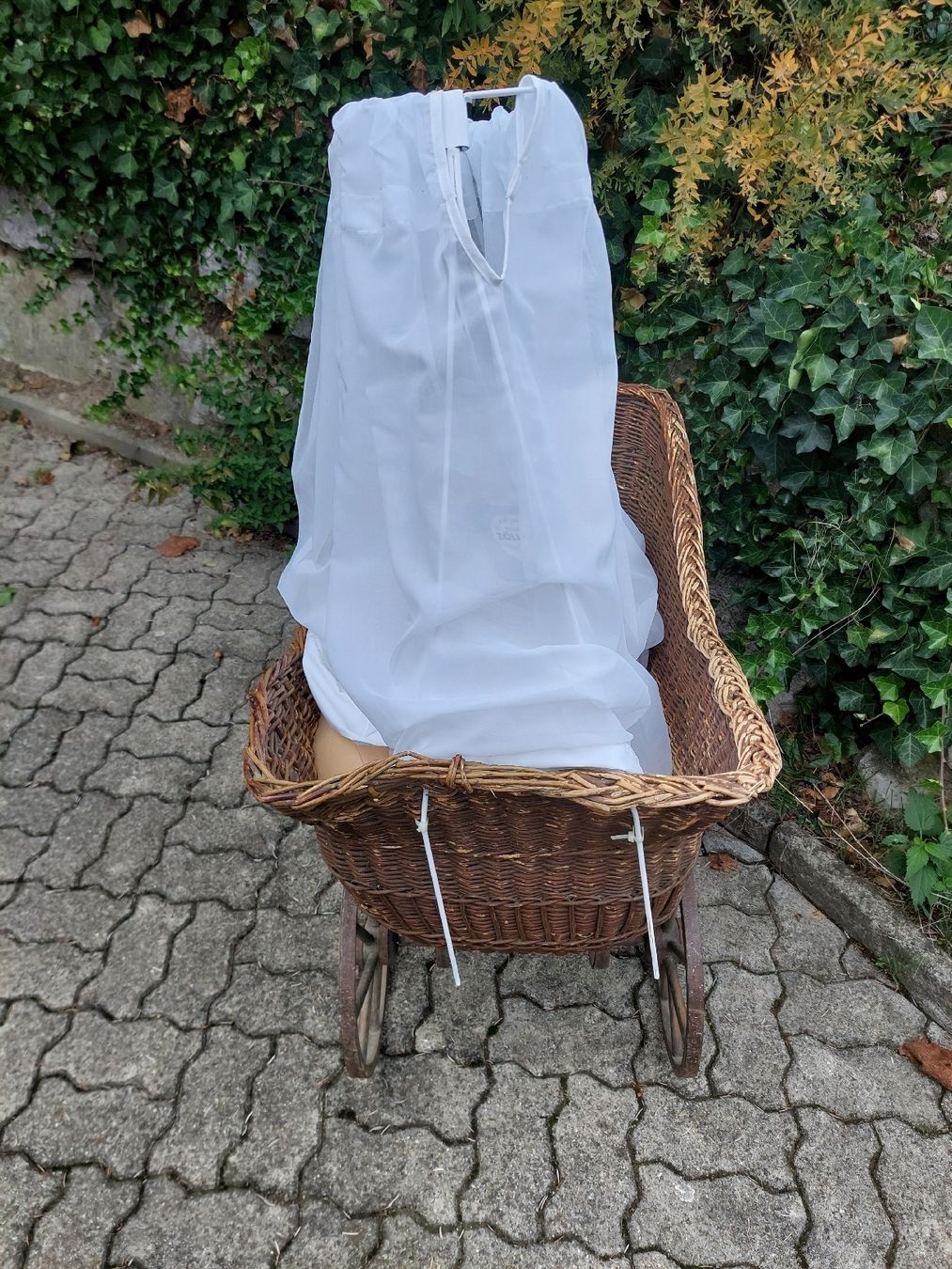 Culle: Stubenwagen Kinderwagen Antik – Usato da Höri venduto da Zebi49 1