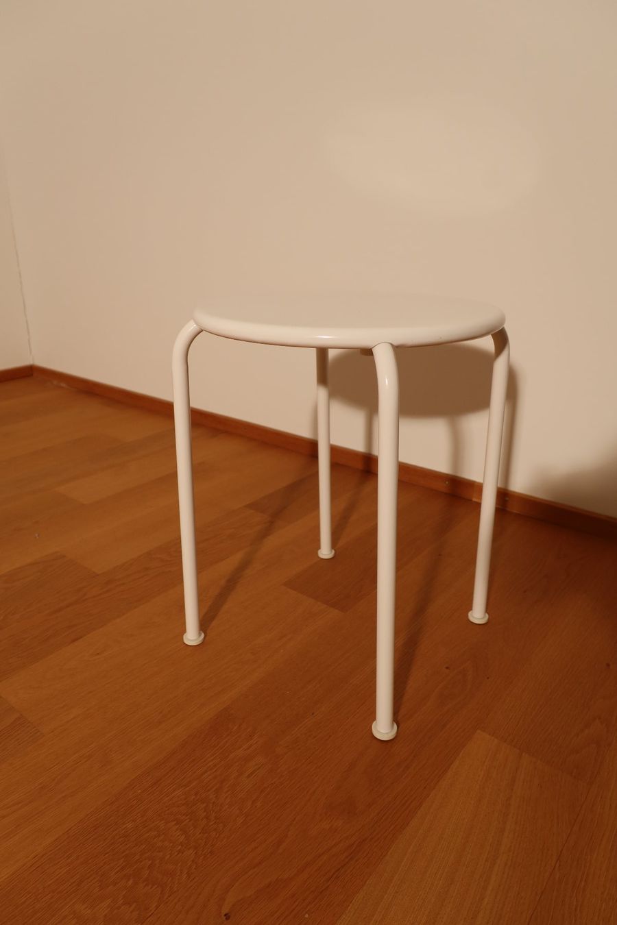 Ikea Tabourets: Metallhocker weiss – D'occasion à Kilchberg ZH par and_y5q6 1
