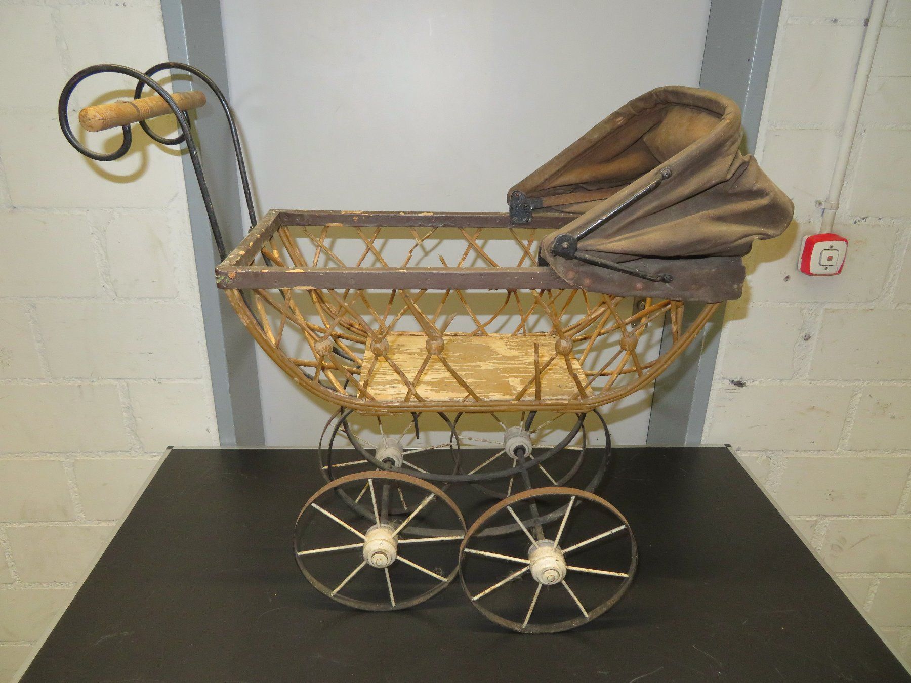 Puppenwagen: sehr alter Kinderwagen, deutlich vor 1900 – Gebraucht aus Zofingen von Schekke
