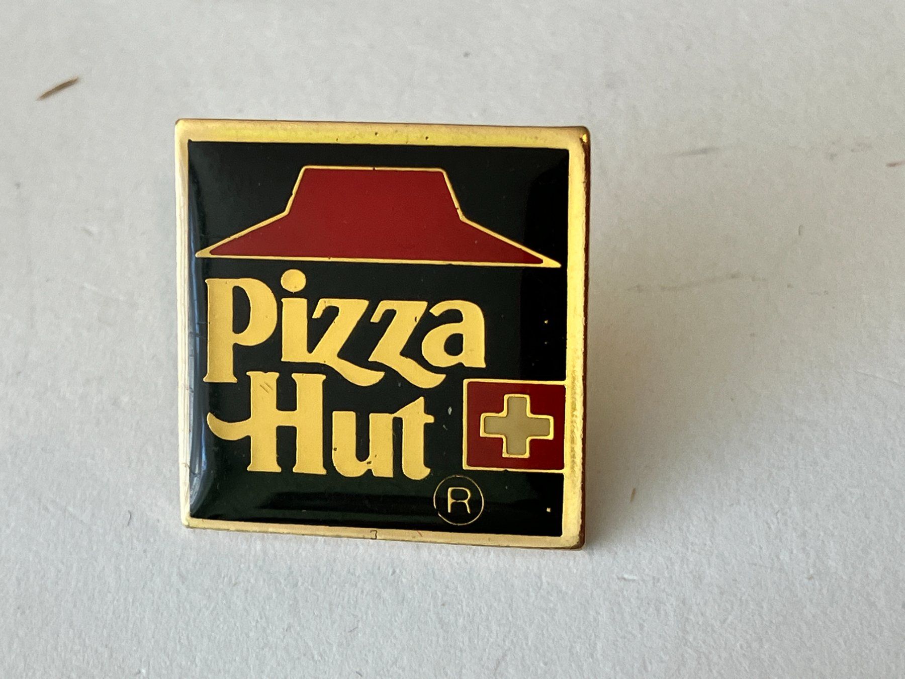 Plaketten & Abzeichen: 1 Pin Pizza Hut Schweiz – Gebraucht aus Basel von djwwpp