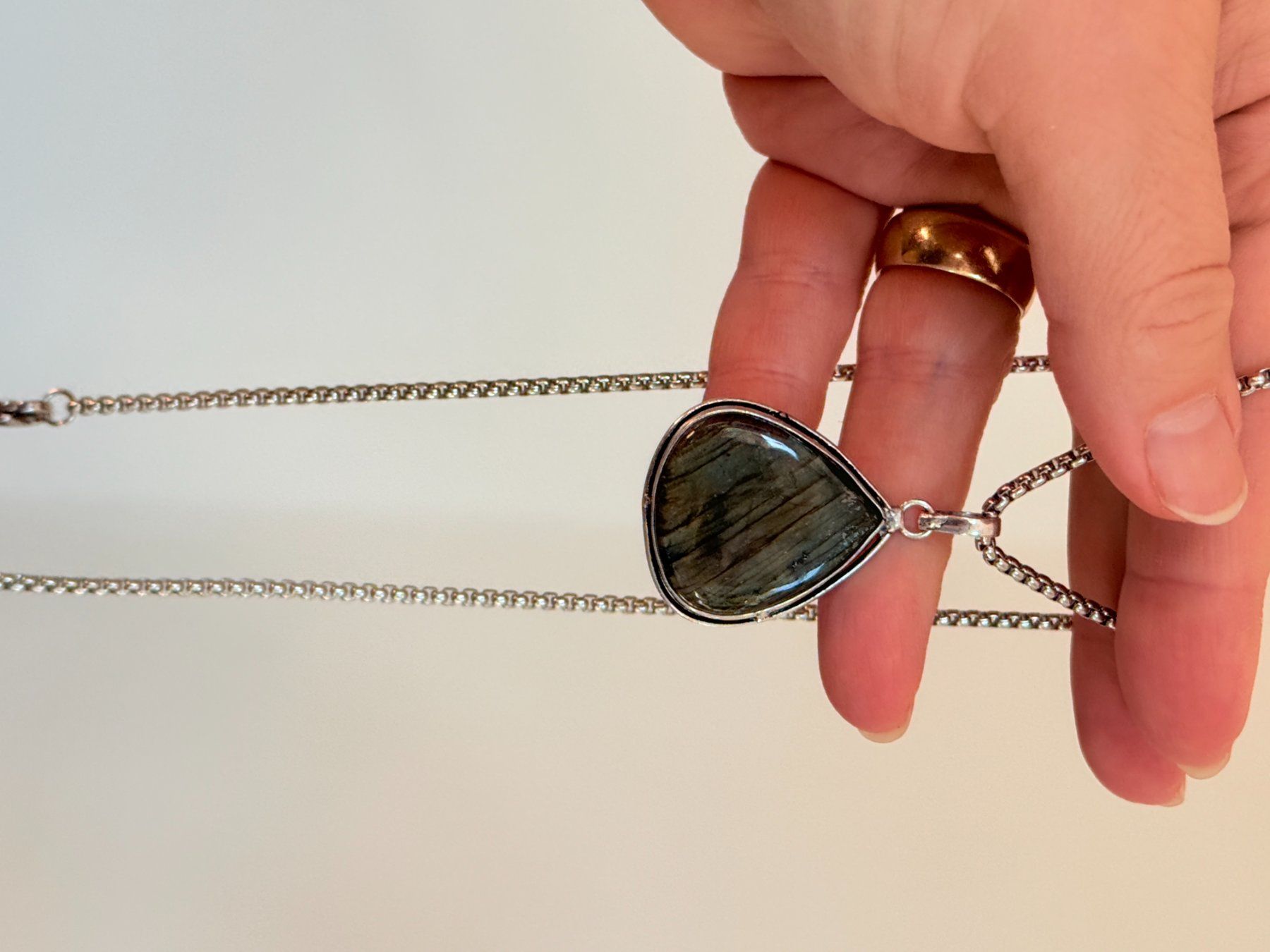 Catenine: Collier avec pendentif pierre labradorite forme goutte – Nuovo e nell'imballaggio originale da Genève venduto da AWWA 4