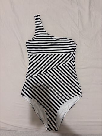 Costume intero a righe bianco e nero elegante monospalla