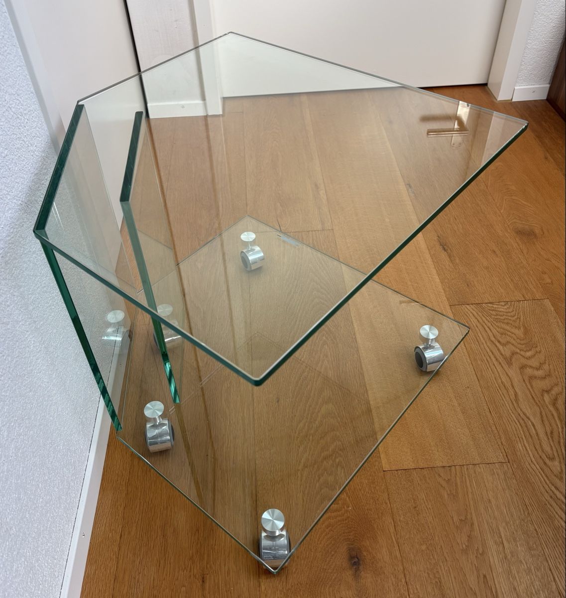 Mobili TV: Fernsehtisch aus Glas mit Rollen – Usato da Ossingen venduto da Orelius 1