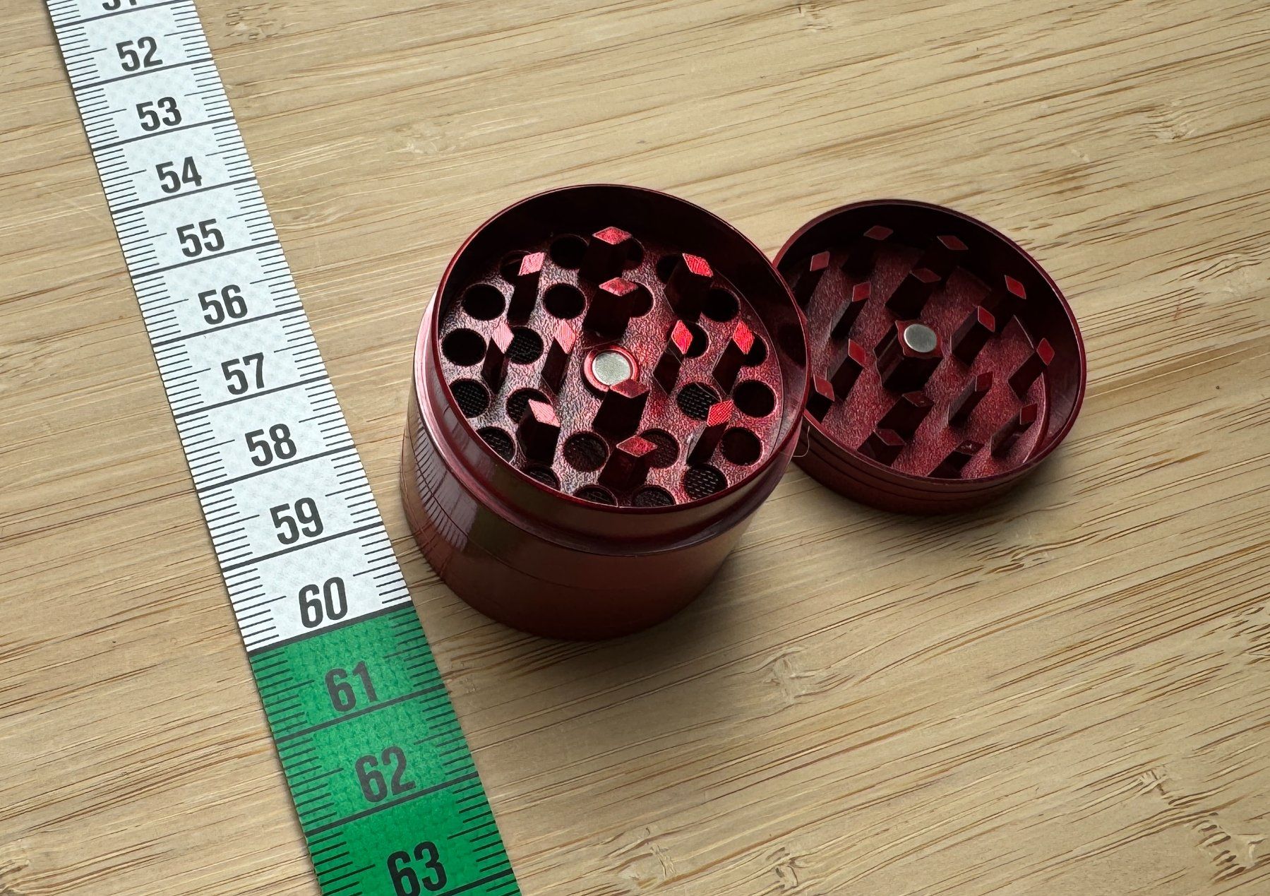 Tabacchi: roter Metall Grinder, red, Mühle – Nuovo e nell'imballaggio originale da Winterthur venduto da YaV 2