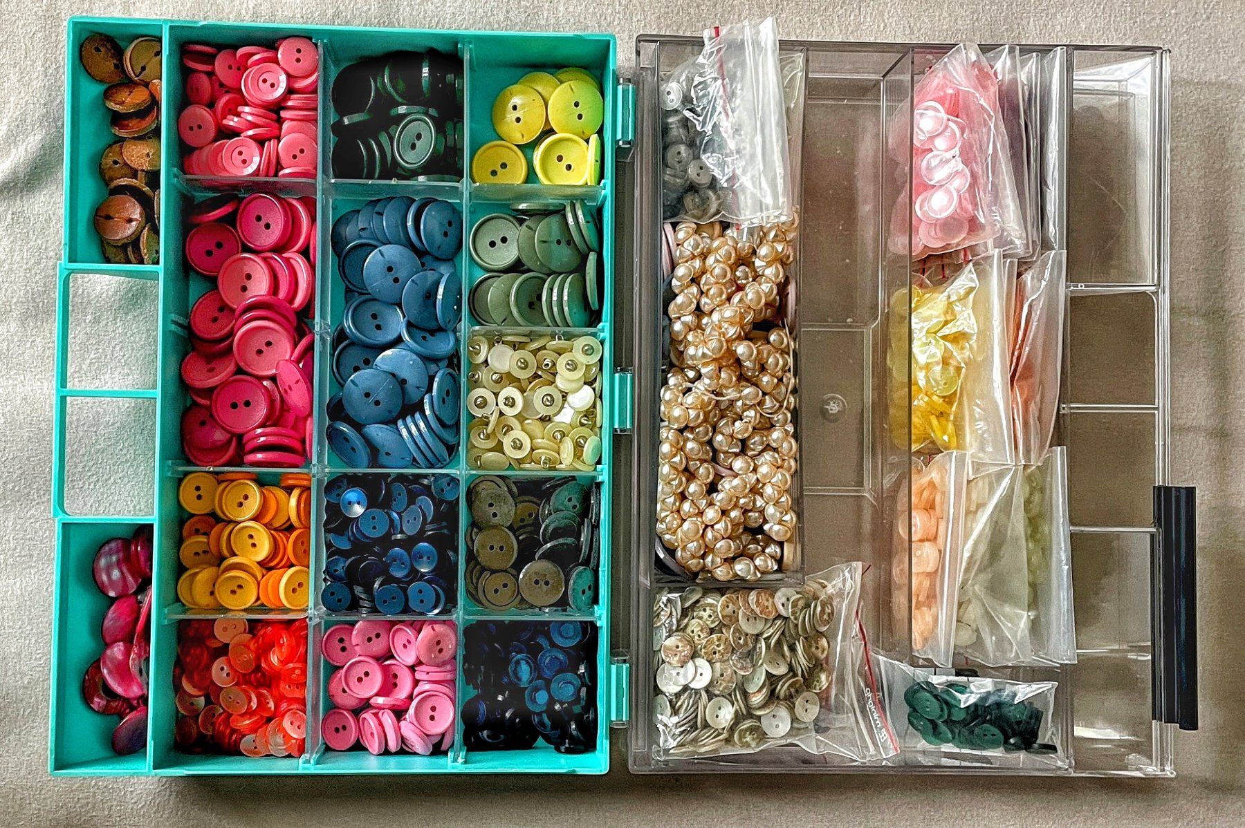 Kit bricolage: Knopf-Paradies: Grosse Sammlung sortiert in Box – Nuovo (secondo la descrizione) da Adliswil venduto da Duenenwanderer 3