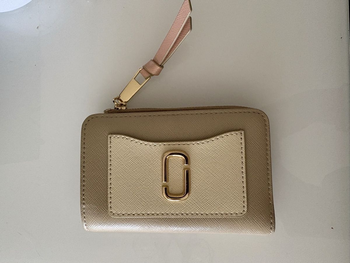 Marc Jacobs Portamonete: Portefeuille en Cuir Marc Jacobs – Nuovo (secondo la descrizione) da Romanel-sur-Lausanne venduto da Tania.P