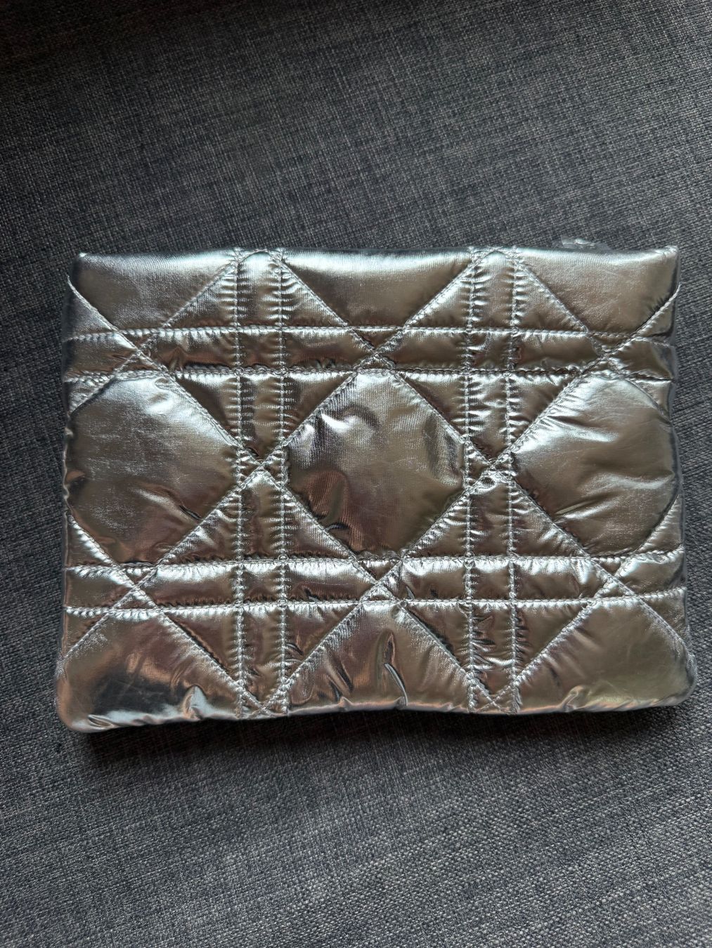 Dior Sacs: Dior Silver Quilted Cannage Pouch – Neuf avec emballage d'origine à Luzern par sas_r89l 3