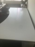 Grosser Büroschreibtisch höhenverstellbar