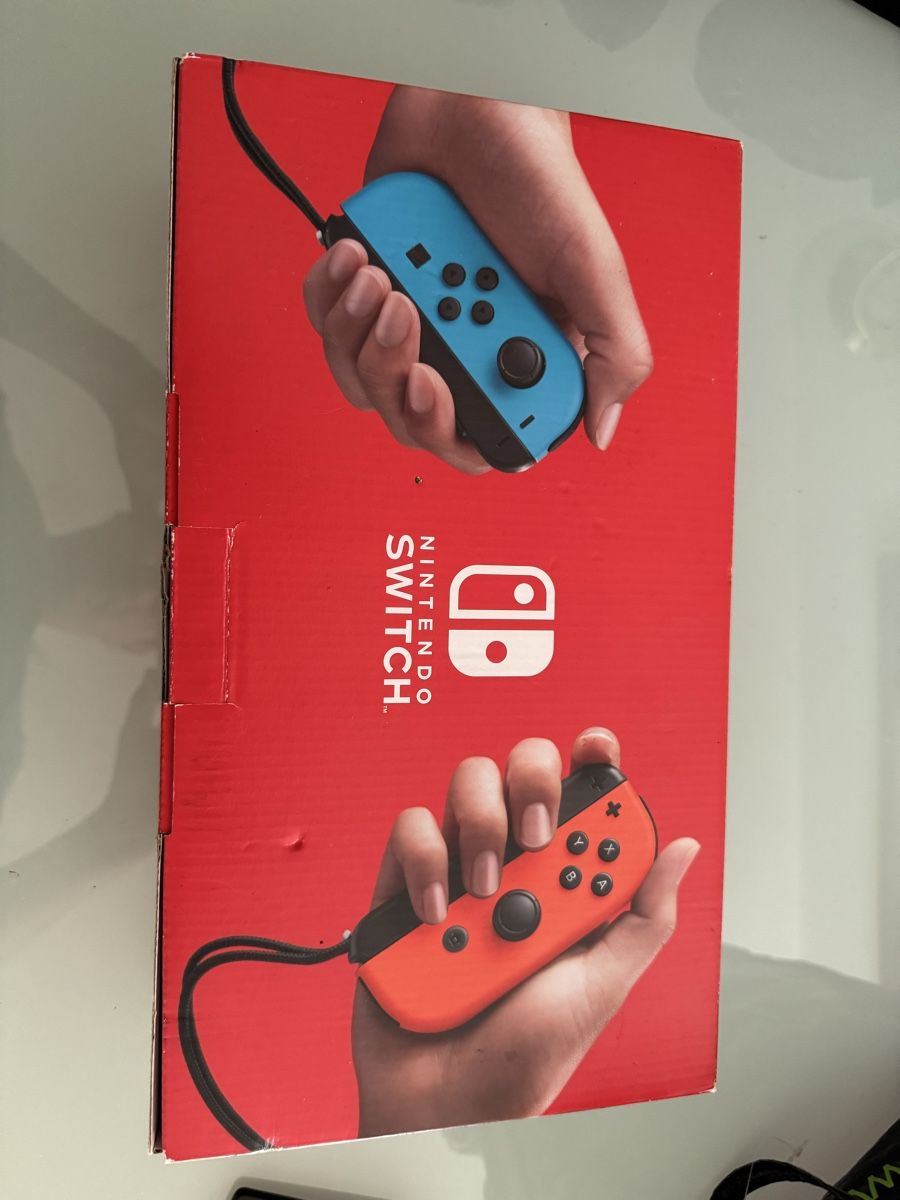 Nintendo Console: Nintendo Switch V2 avec The Witcher 3 et accessoires – Usato da Ittigen venduto da Spirax00