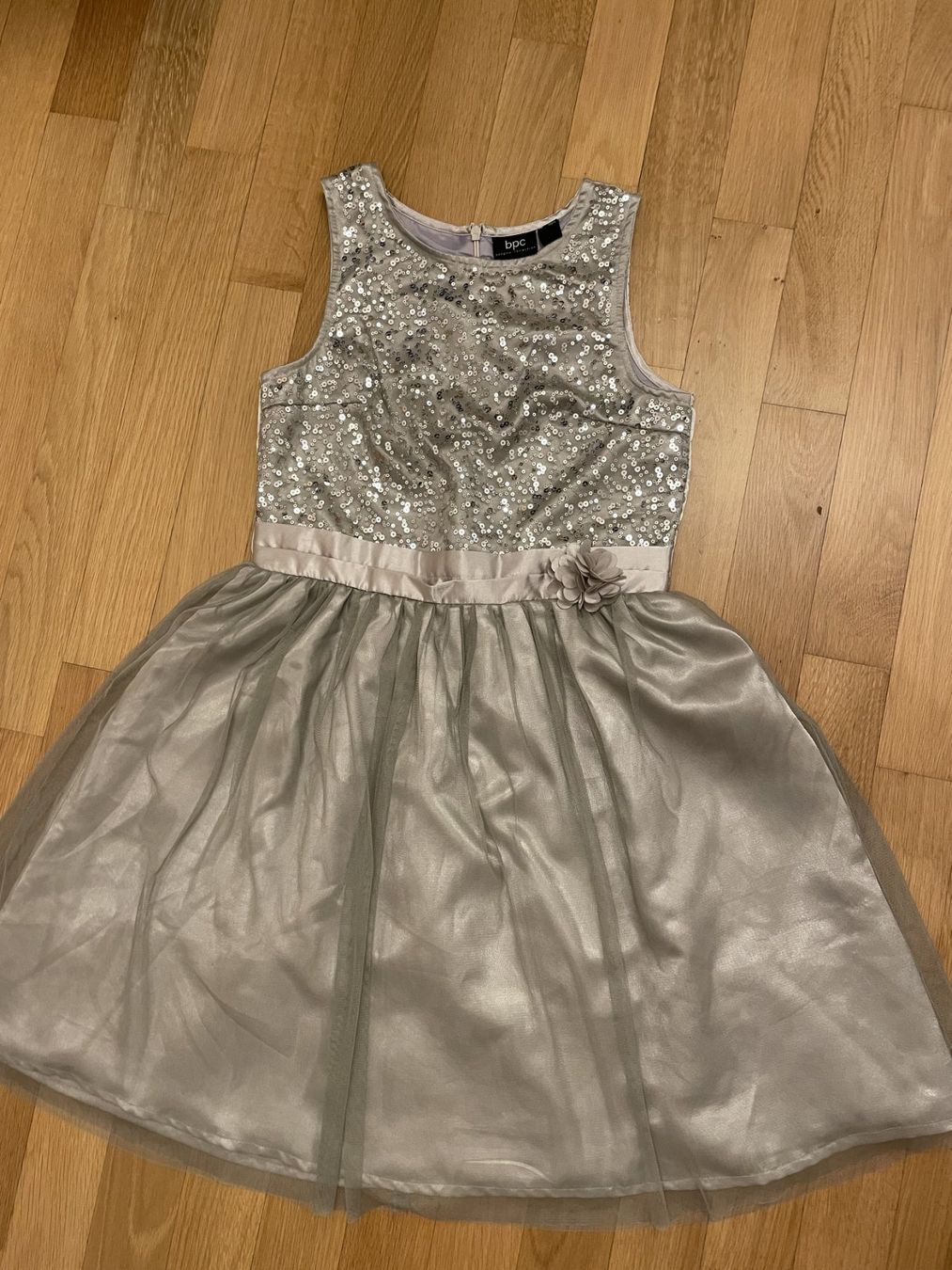 Vestiti & Gonne: Mädchenkleid mit Pailletten – Usato da Küssnacht am Rigi venduto da icbicb 2