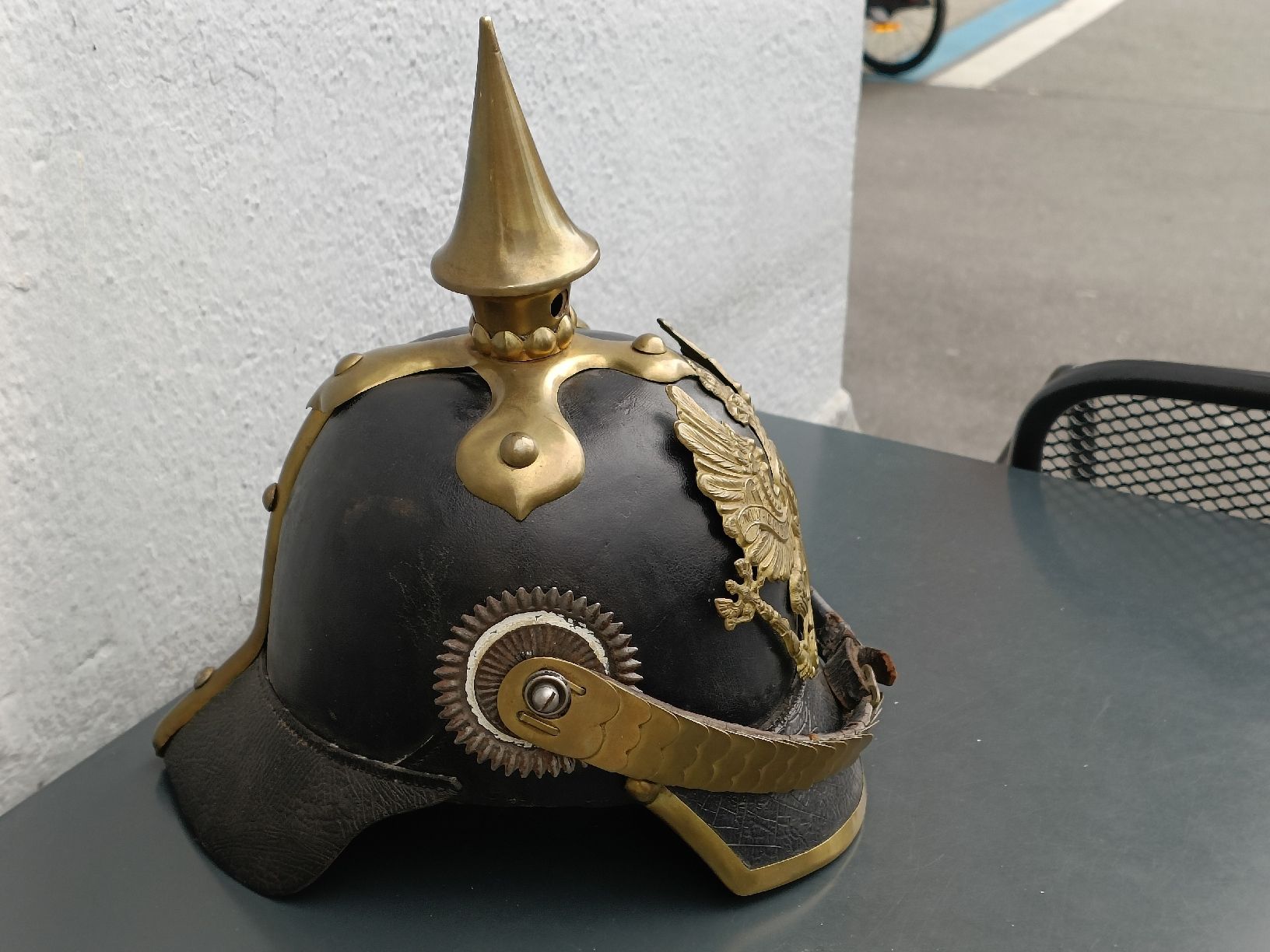 Uniformi: Alter Helm Pickelhaube Preussen Modell 1871 – Usato da Brugg AG venduto da Ente015 1