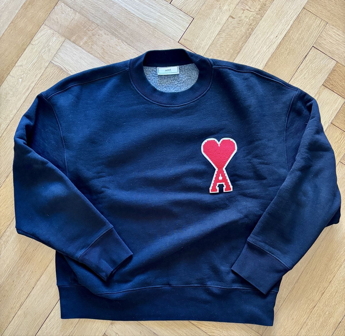 Pullover & Sweatshirts: Ami Paris Pullover schwarz mit Herz Patch guter Zustand – Gebraucht aus Zürich von ante08