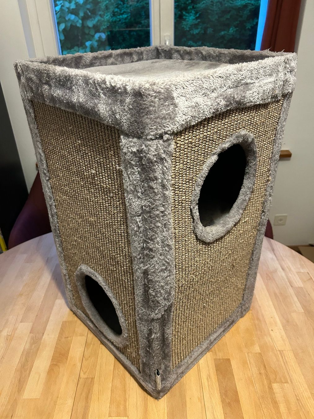 Tiragraffi: Katzenbaum/-turm flauschig grau – Usato da Aarau venduto da Maclovio 1