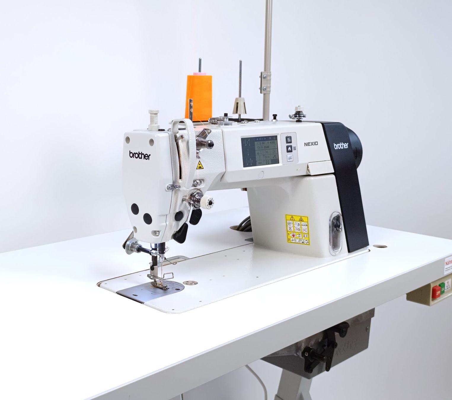 Brother Macchine da cucire: Industrienähmaschine Brother S-7300A / Neu – Nuovo e nell'imballaggio originale da Rehetobel venduto da dani034