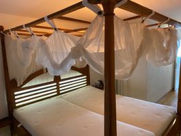 Himmelbett aus Holz mit Stoffvorhang gebraucht