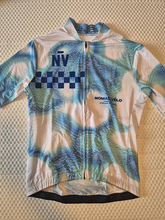 Leibchen & Hosen: Nomad Cycling Trikots, Grösse L – Neu und originalverpackt aus Zürich von _vici_ 4
