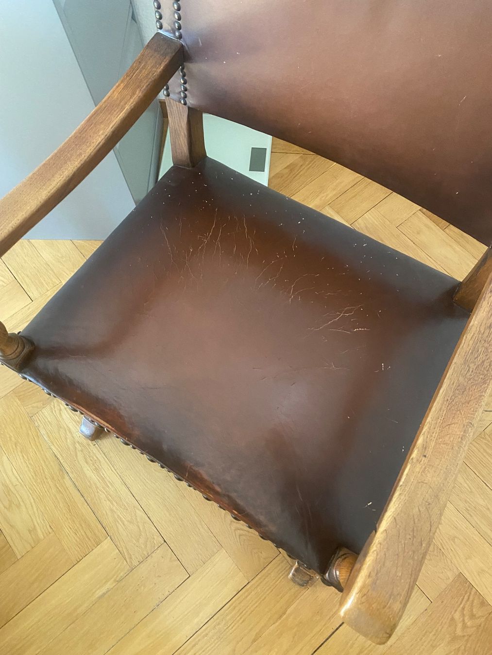 Sedie: Antiker Holzstuhl mit Lederbezug – Usato da Bern venduto da Violettaline 1