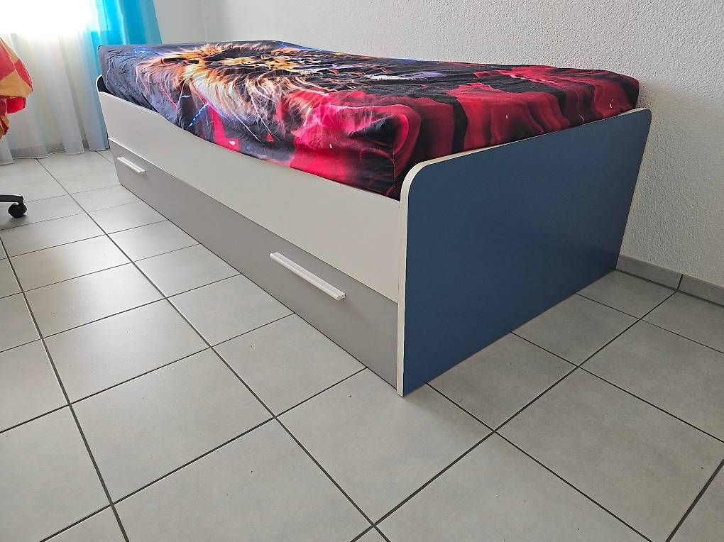 Lits: Bettgestell mit grosser Schublade – D'occasion à Glattbrugg par kurtherzog
