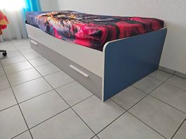 Bettgestell mit grosser Schublade