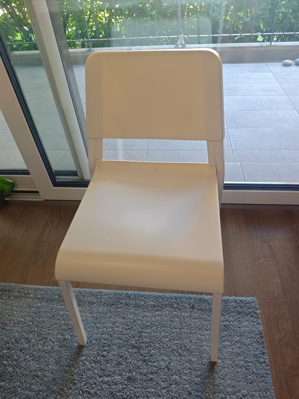 Ikea Set di tavolo e panche: White Dining Table with 2 Chairs – Usato da St-Sulpice VD venduto da nhe_g8vn 2