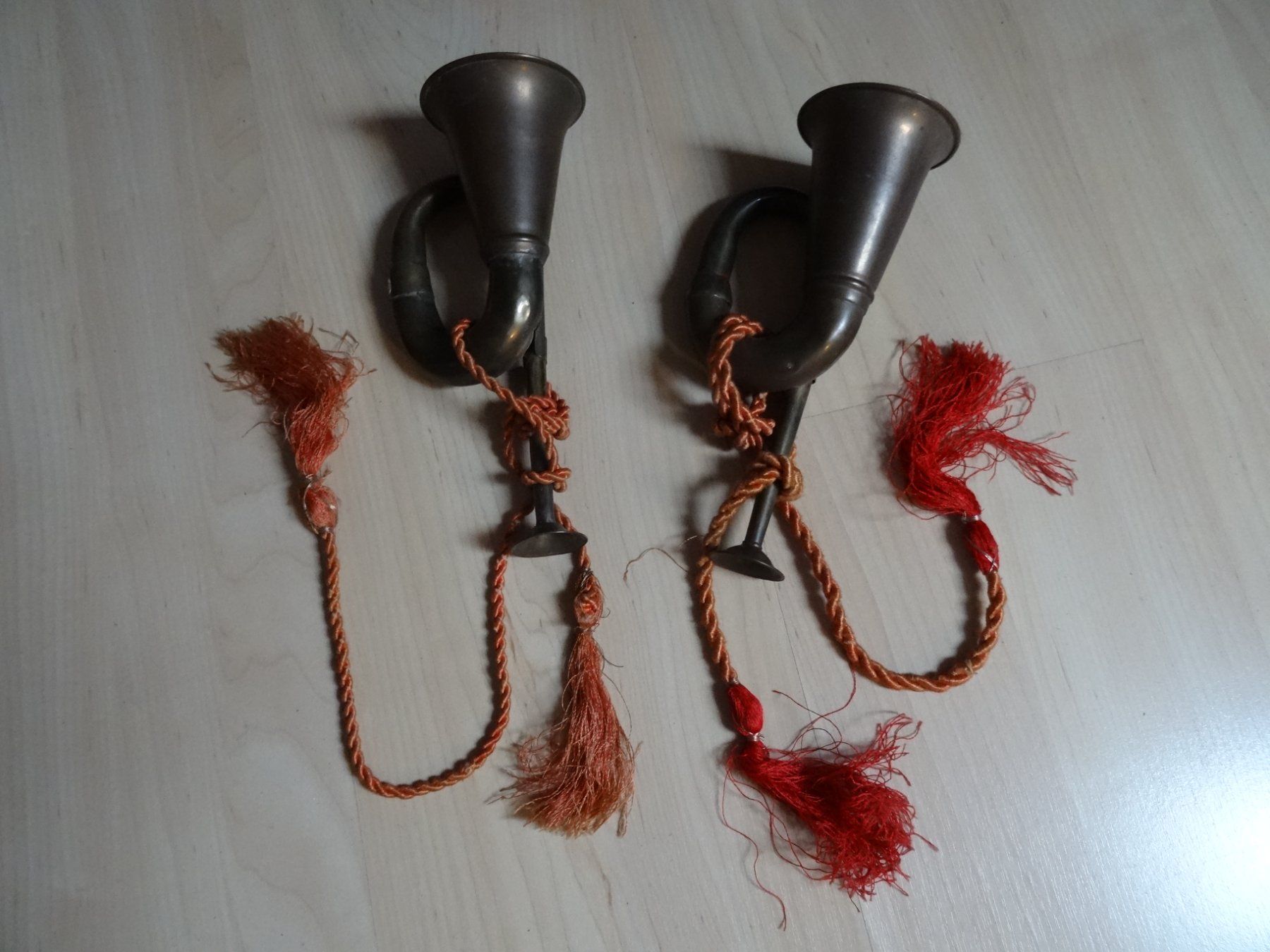 Strumenti musicali: 2 ältere, gebrauchte Hörner zum Sammeln oder als Deko – Usato da Lupfig venduto da Buerkli20