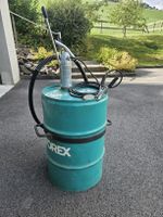 Benzinfass mit Handpumpe