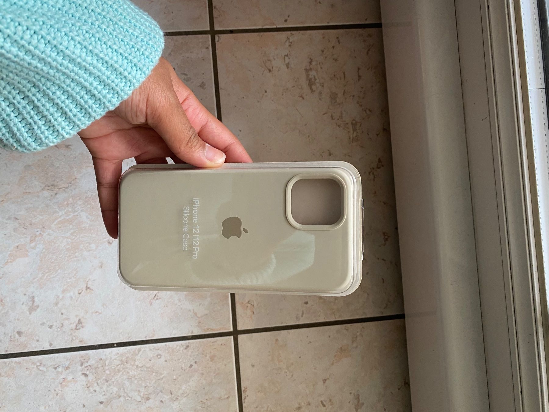 Coques & Protection écran: Coque iPhone 12/12 Pro silicone beige – Neuf avec emballage d'origine à Denges par val_j8w7 3