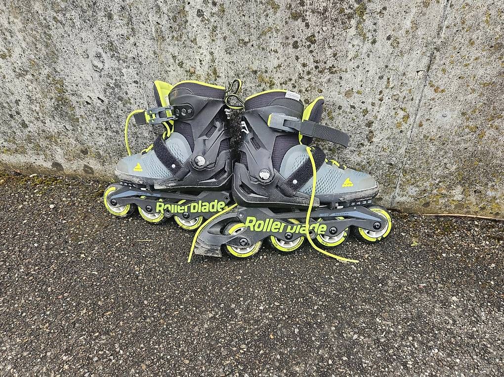 Inline-Skating & Rollschuhe: Rollerblades Kinder, Grösse 33,5 bis 36 – Gebraucht aus Freienwil von mar_5vqd