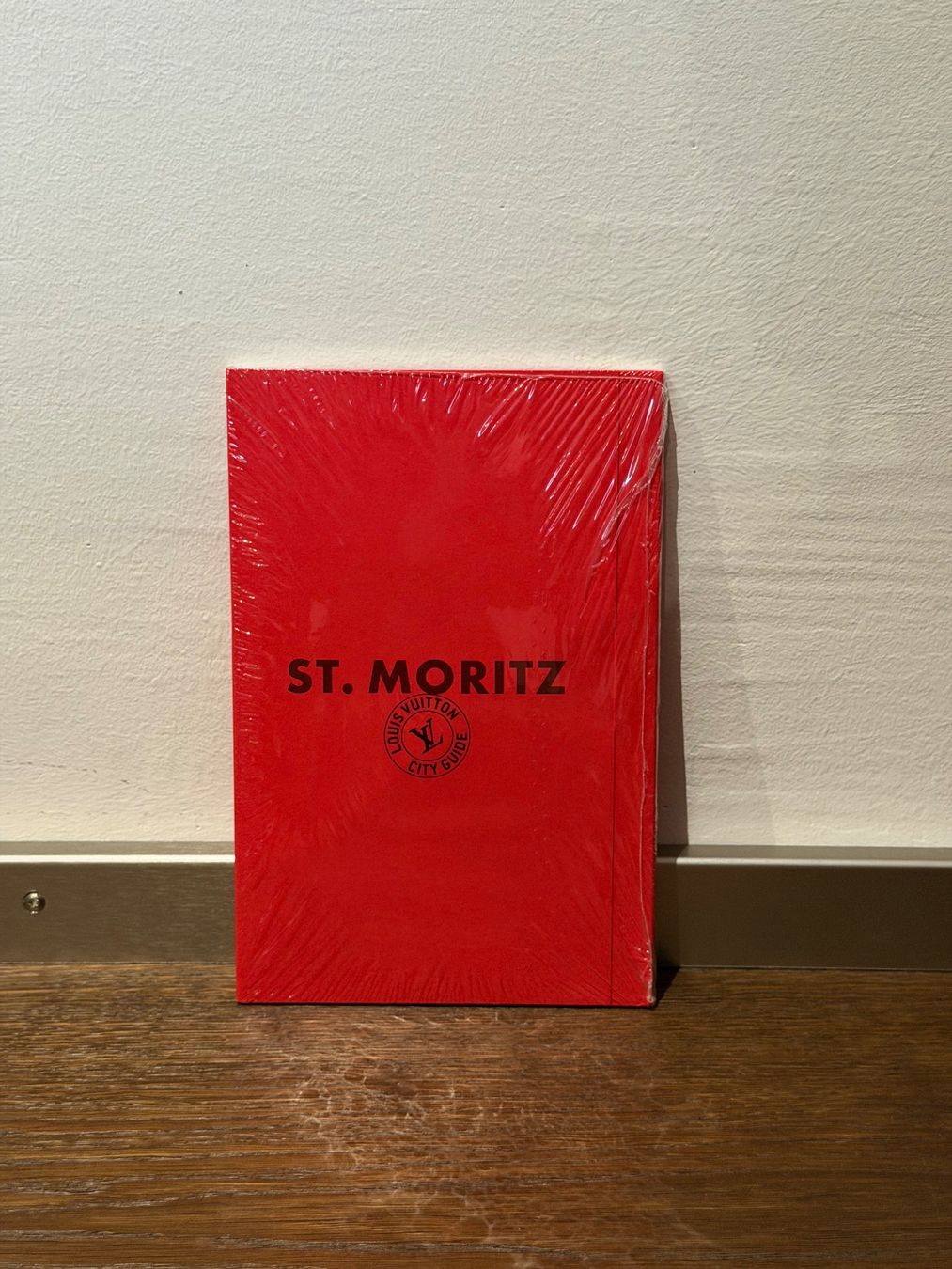 Bücher: Louis Vuitton St. Moritz City Guide – Neu und originalverpackt aus Münchenbuchsee von arouse.swiss
