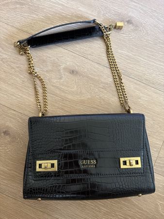 Guess Tasche Krokoprint schwarz Gold 