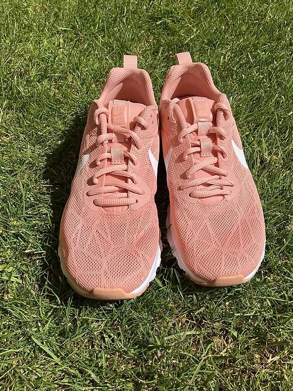 Herrenschuhe: Nike Air Max Motion Gr. 4,5 lachs-weiss – Gebraucht aus Lyss von stubenwagen 2