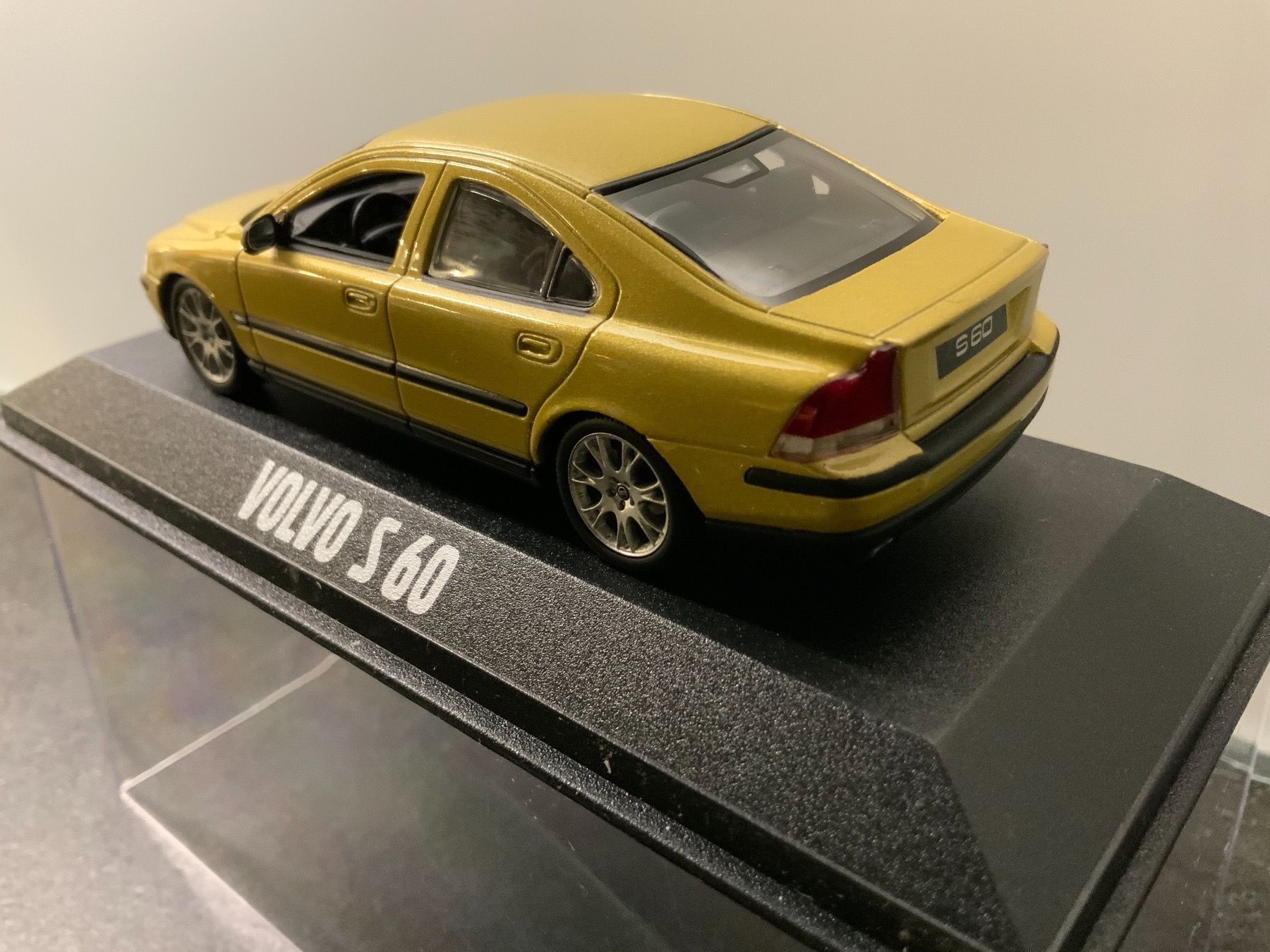 Volvo Modellautos: VOLVO S 60 im Massstab 1:43 – Neu und originalverpackt aus Erlenbach im Simmental von Model_box 3