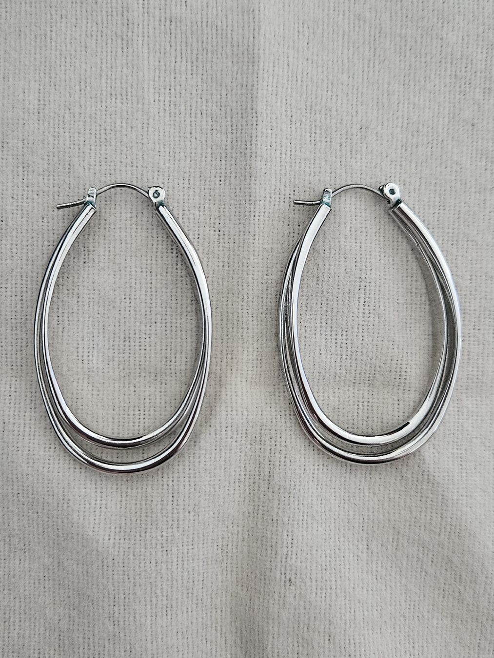 Ohrringe & -stecker: Ohrringe oval silberfarben – Gebraucht aus Bern von Sabulise