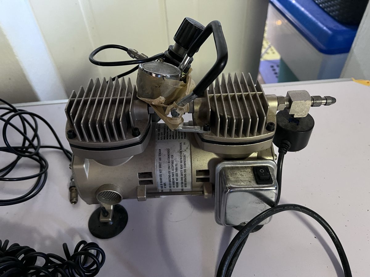 Compressori: Airbrush Kompressor (21) – Usato da Glattfelden venduto da maa_qcj8 2