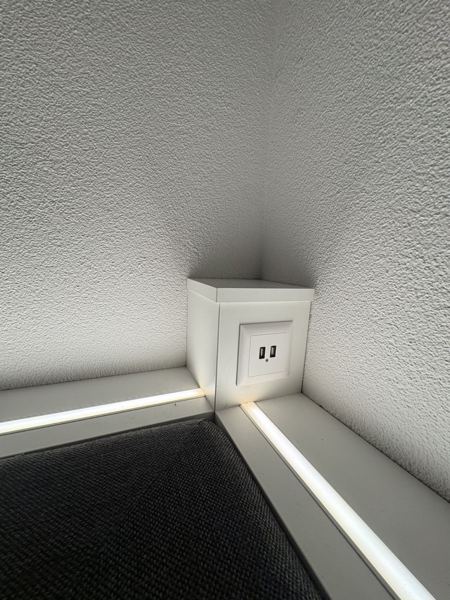 Divani: Ecksofa grau mit integriertem LED & 2 USB-Ladestation – Usato da Degersheim venduto da lis_7rwx 3