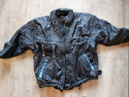 schwarze Jacke zum austragen, Grösse 140