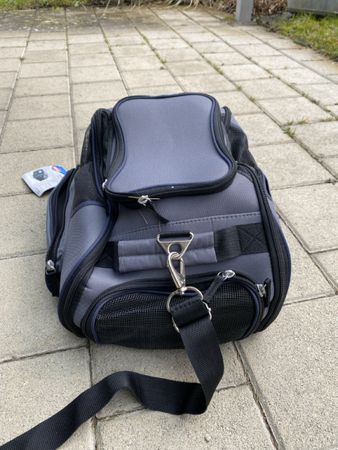 Praktische und sichere Transporttasche für kleine Hunde