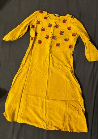 Gelbes Kleid mit Rosenstickerei - Größe M