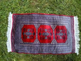 Echter, roter, handgeknüpfter Teppich