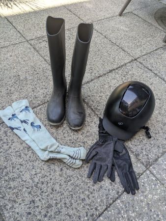 Lot équitation bottes, casque, pantalon, gants, chaussettes