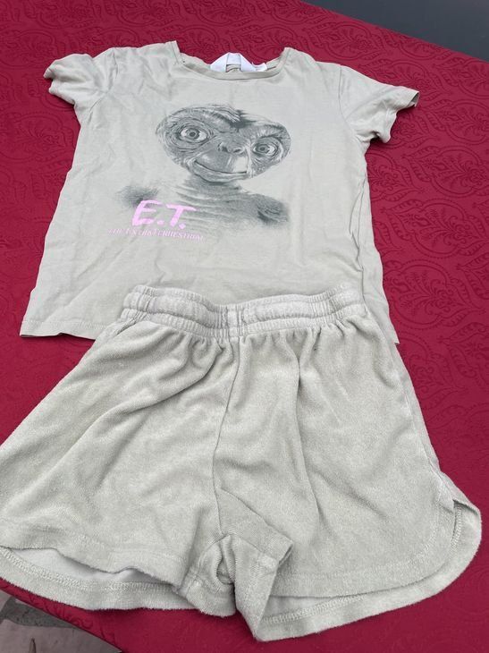 Pyjamas & Ähnliches: Mädchen kurz Pyjama oder Strandkleid E.T. 128 – Gebraucht aus Bergdietikon von antovale