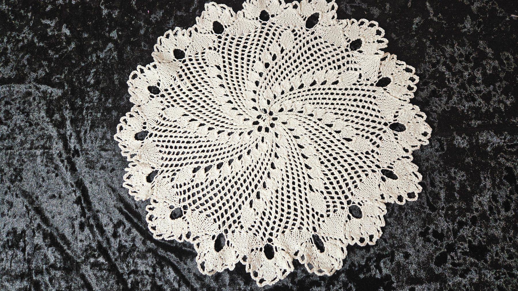 Altra biancheria da tavola: Spitzendeckchen gestrickt Spitzen Deckeli 40cm Weiss – Nuovo (secondo la descrizione) da Gossau ZH venduto da LeoniesDeko