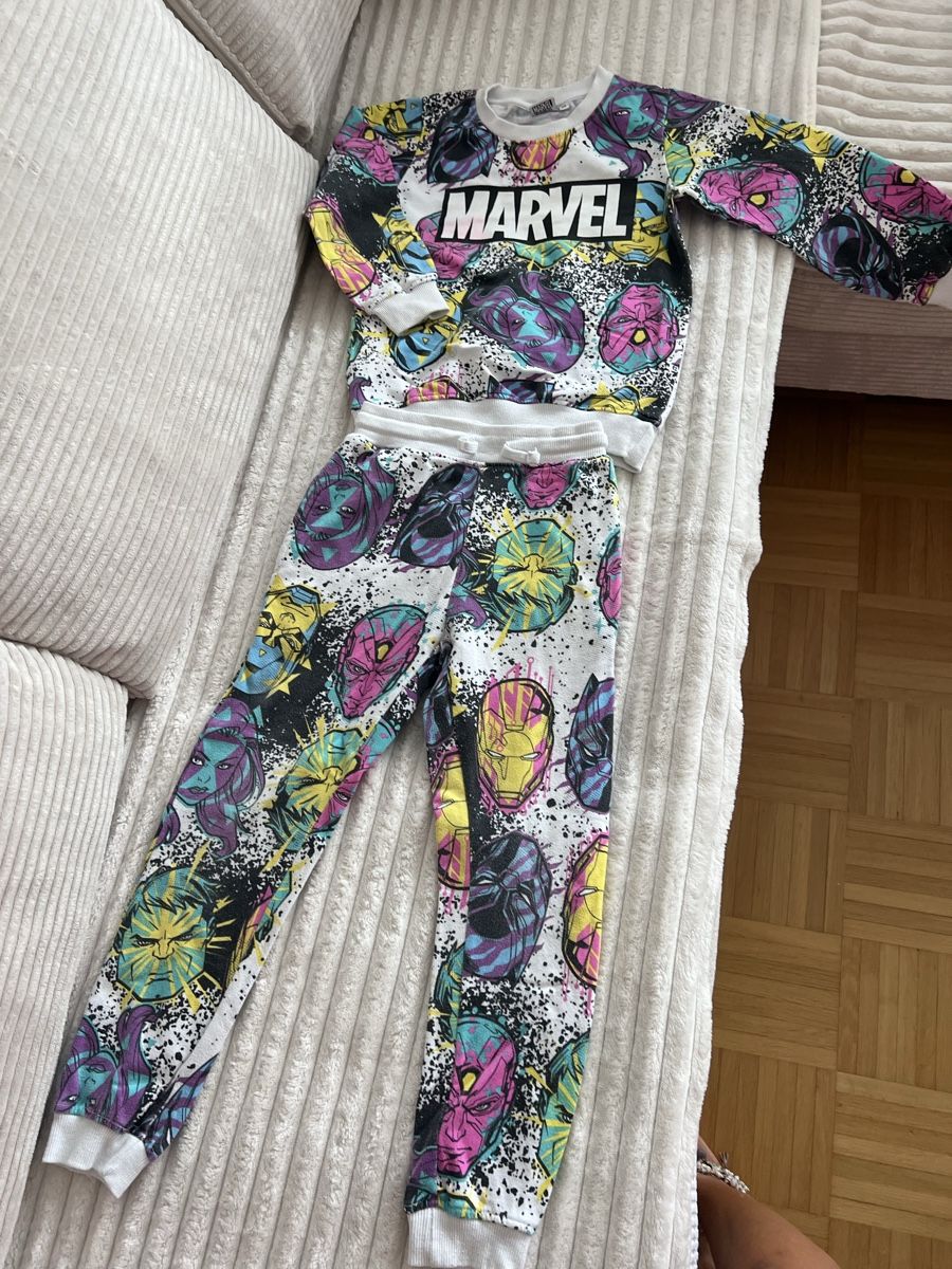 Lotti & Set di vestiti: MARVEL TRAINERANZUG GR 128 – Usato da Basel venduto da theo-g77