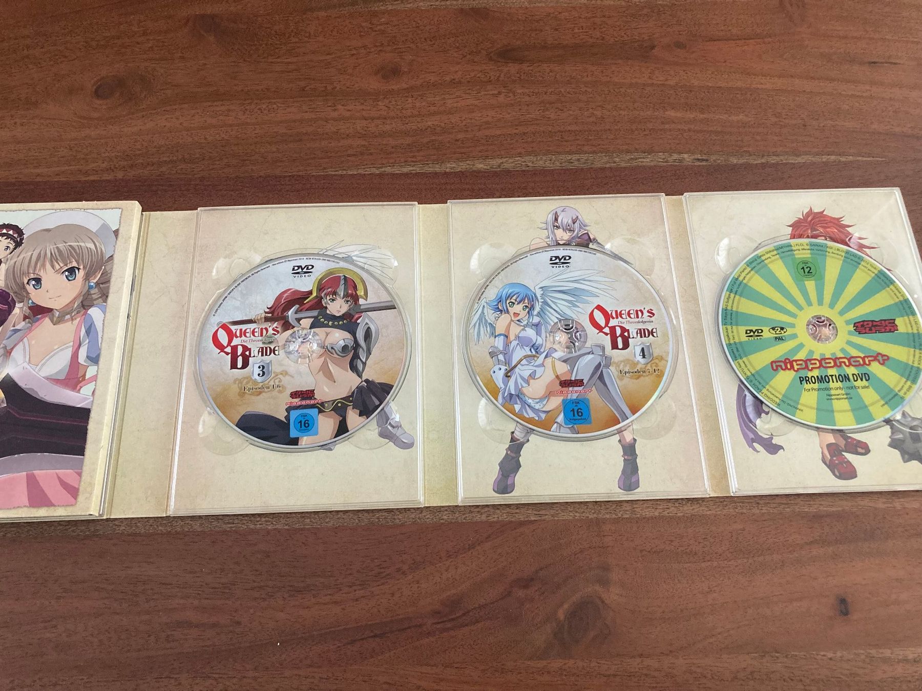 Tutti i DVDs: Queen's Blade: Staffel 1+2 - Gesamtausgabe – Nuovo (secondo la descrizione) da Mauensee venduto da Etrigan 3
